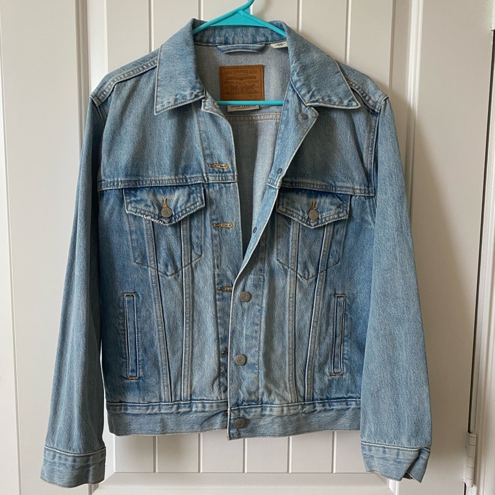 levi’s light blue jean jacket